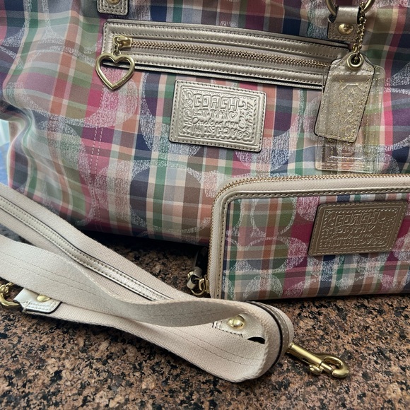 6 great condition hand bags ozone come with wallets. Serious inquiries only. - Picture 9 of 10